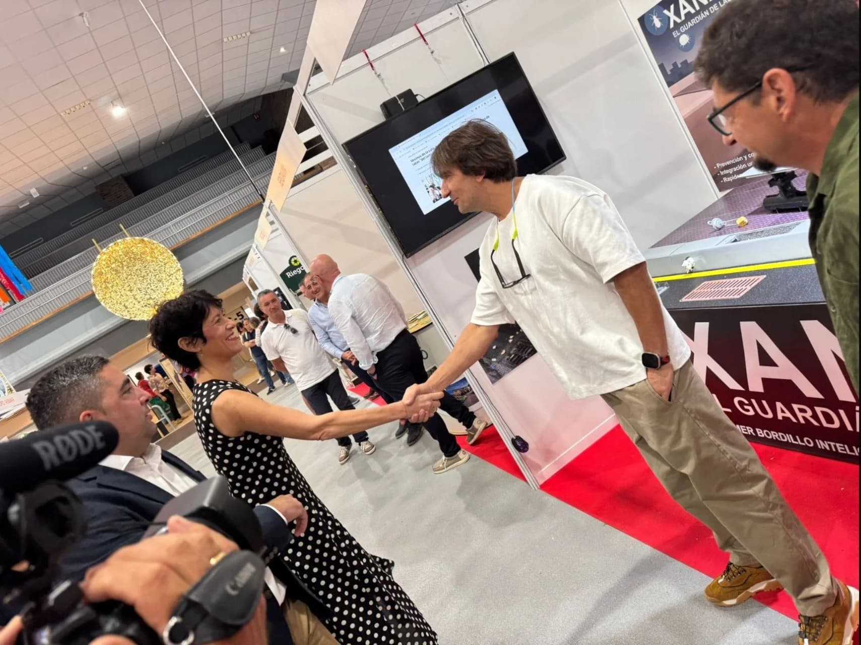 Visita de la ministra Elma Saiz al stand de XANAEL