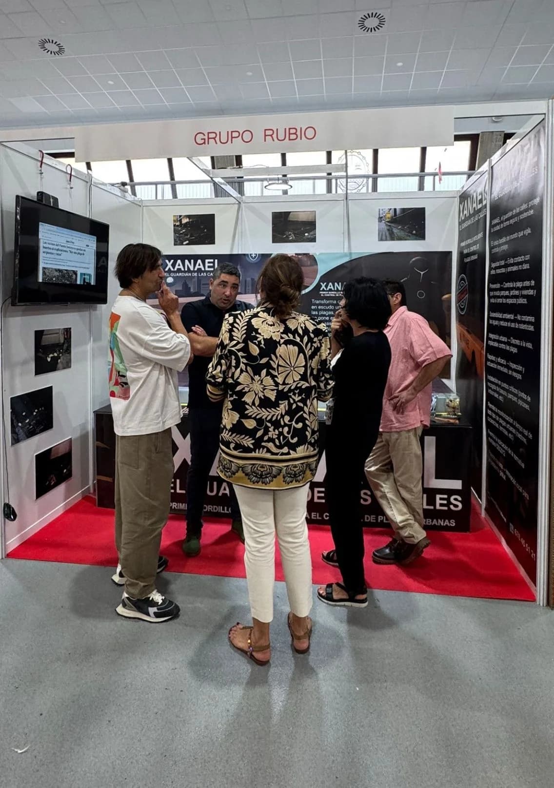 El equipo de XANAEL atendiendo visitantes en Ayuntalia 2025